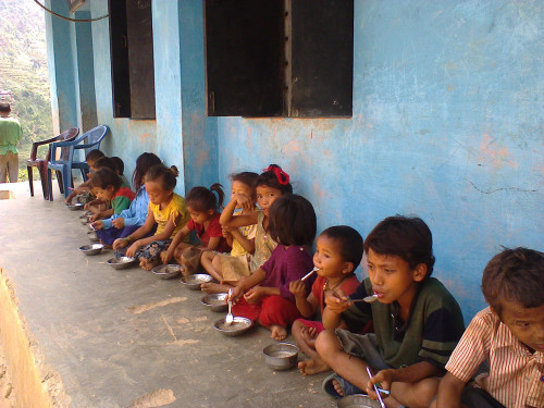2014-06_Children eating khaja